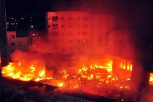 un incendie détruit un marché artisanal